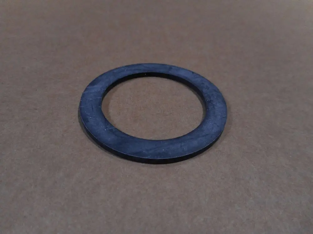 Schwarze Dichtung in runder Form, flach und mit einer mittleren Öffnung, auf neutralem Untergrund. Möglicherweise von der Marke Remeha für spezifische Anwendungen.